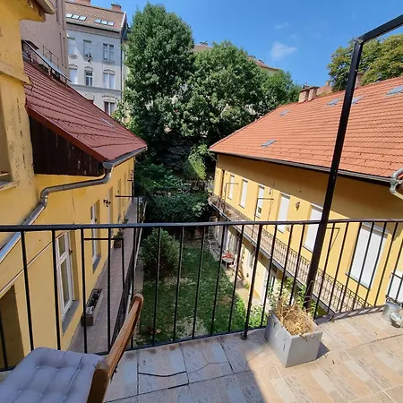 Tranquil With Aircondition, Near Buda Castle Boedapest